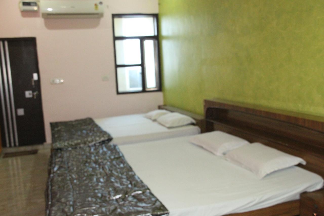 Vinayak Palace Hotel Mathura Exterior foto